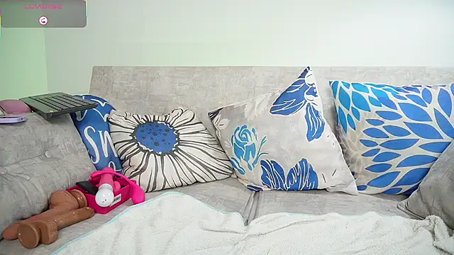 Sara_Charmy's cam snapshot