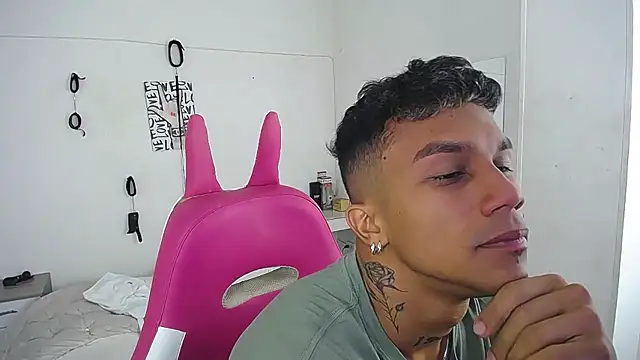 Leonard_Price live sex cam