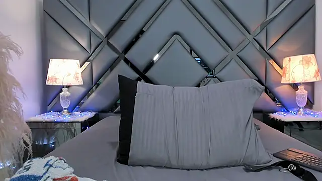 Milan_LewisS's cam snapshot