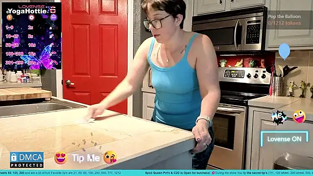 YogaHottie76's cam snapshot