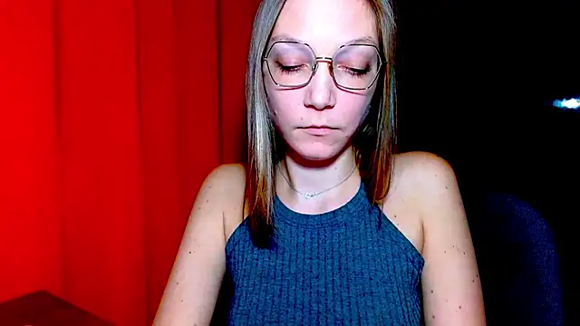 EmillyPlay's cam snapshot