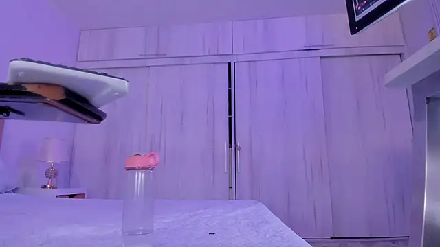 mia_hank's cam snapshot