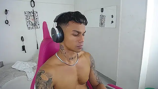 Leonard_Price live sex cam