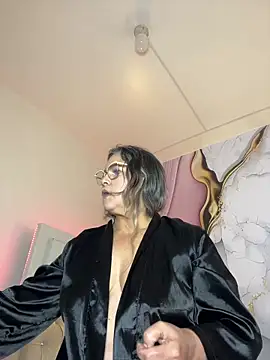 Lucy_Milf_474's cam snapshot