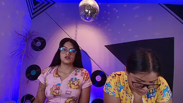 Lilith_and_Khloe's cam snapshot