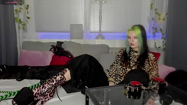 ToxicKittyy live sex cam