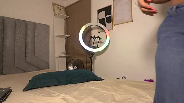 BIGFEETWOMAN99's cam snapshot