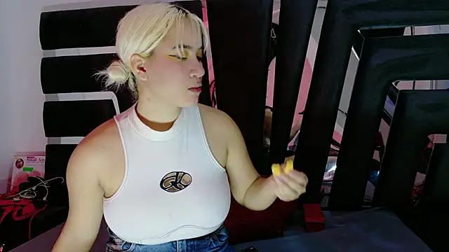 AliceandMax's cam snapshot