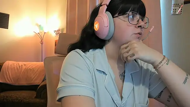 cute_aggro_gamer_girl's cam snapshot