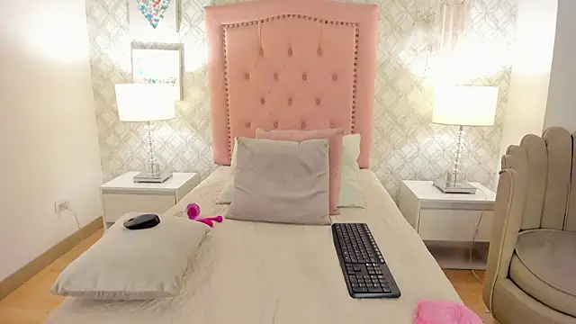 liz_rouse_'s cam snapshot