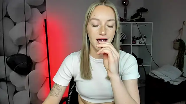 EvelynBlond's cam snapshot