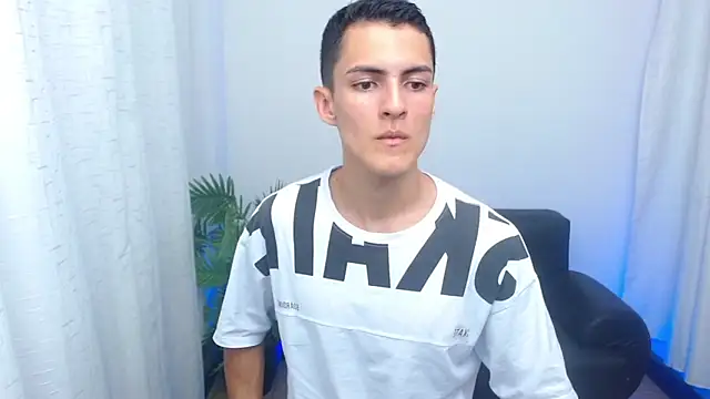 Matiius18 live sex cam