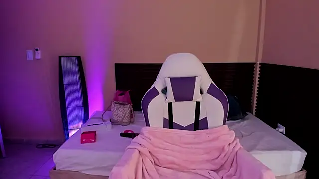 Lucy_Strong's cam snapshot