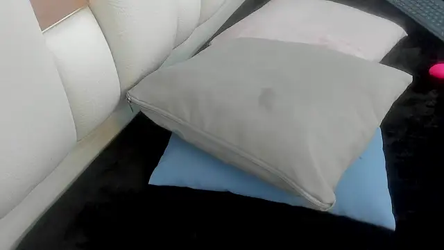 mask_red_girl's cam snapshot