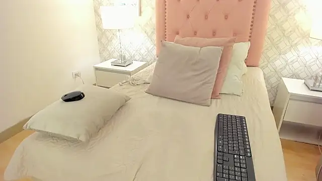 liz_rouse_'s cam snapshot