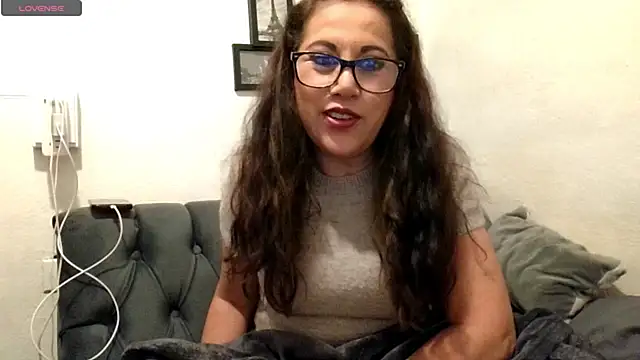 MirandaLatinaLovely's cam snapshot