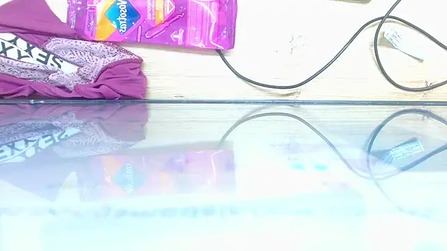 Lulu_James's cam snapshot