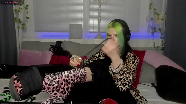 ToxicKittyy's cam snapshot