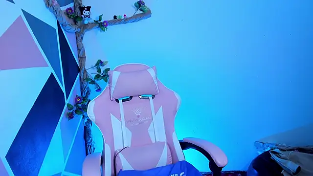 little_emma0's cam snapshot