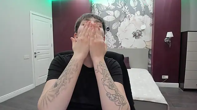 EmiliaYours's cam snapshot