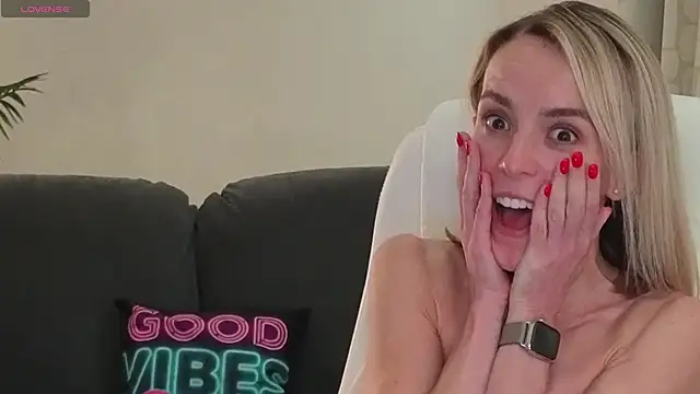 YourMarthaMayer's cam snapshot