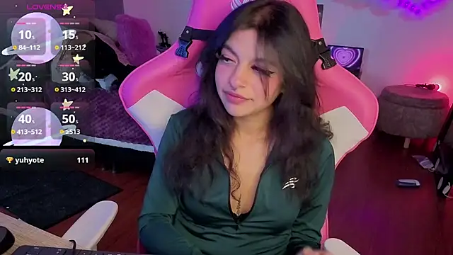 larah_uwu live sex cam