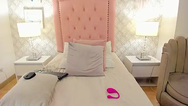 liz_rouse_'s cam snapshot