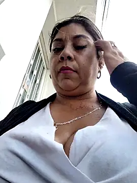 Laura-Hernandez live sex cam