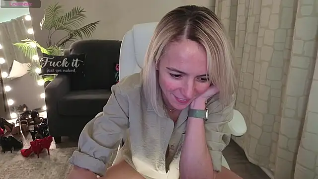 YourMarthaMayer's cam snapshot