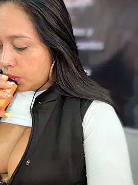 -Mia1's cam snapshot