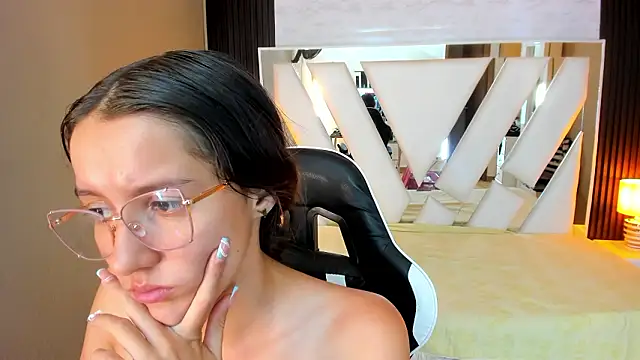 Linda4Petite's cam snapshot