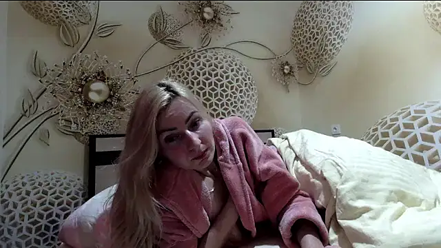 Yourrealgirl's cam snapshot