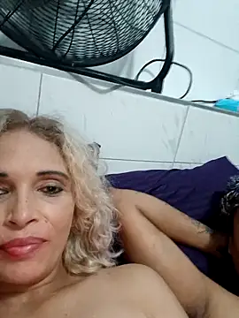 2Juicy_pussy's cam snapshot