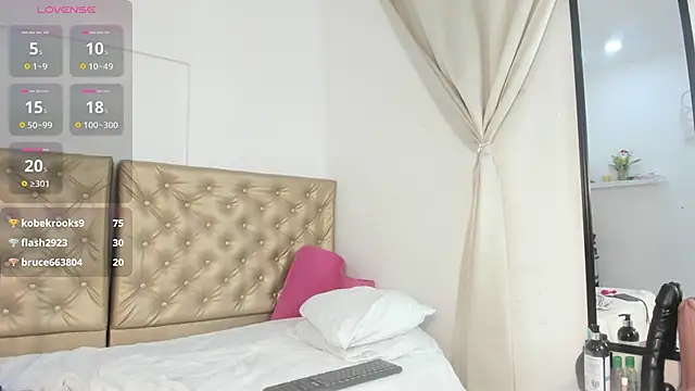 Alessiiaa_ live sex cam