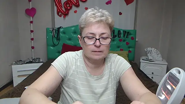 EmiliaGree live sex cam