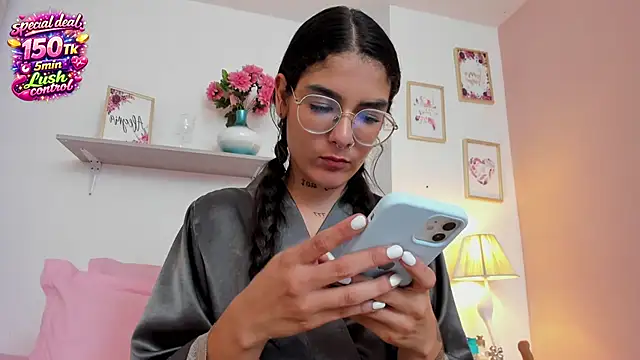 LauraRaider live sex cam