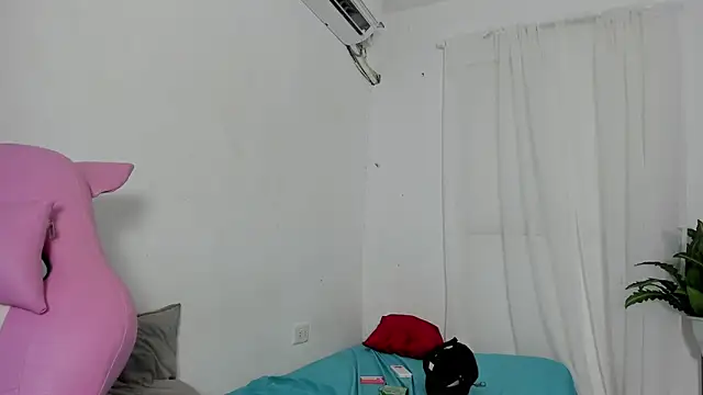 Laura_and_Kevin's cam snapshot