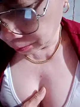 small-house123's cam snapshot