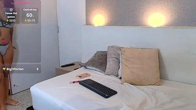 Laura_Miller1's cam snapshot