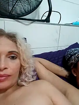 2Juicy_pussy's cam snapshot