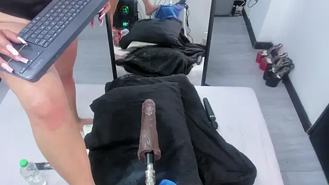 Angie_Will's cam snapshot