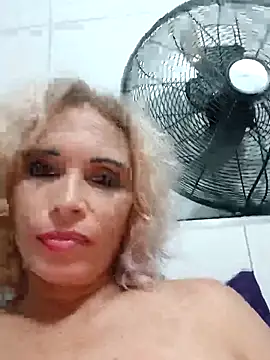 2Juicy_pussy's cam snapshot