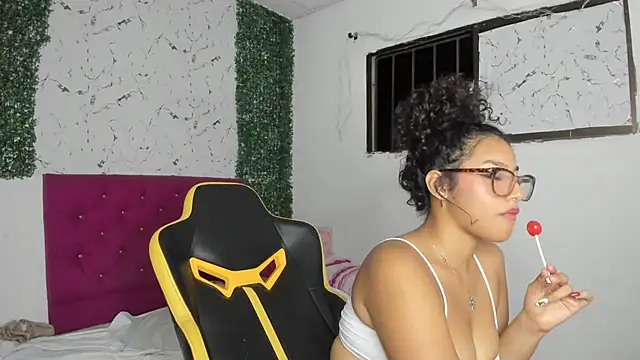 emily_stars1's cam snapshot