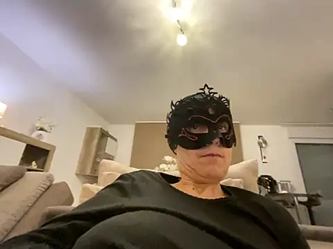 Marilou1983 live sex cam