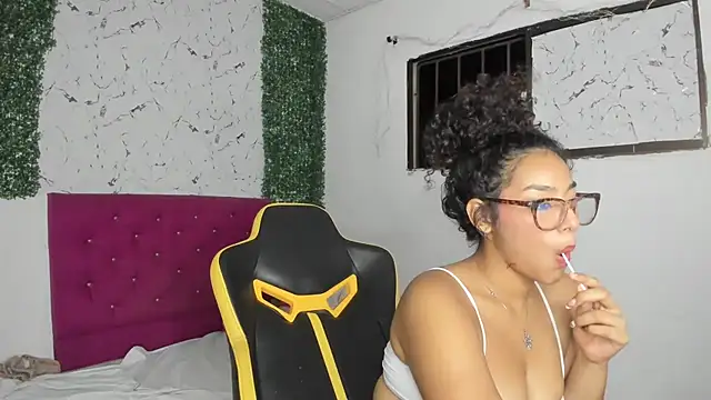 emily_stars1's cam snapshot