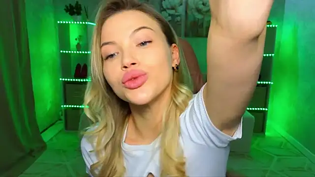 EmmyMills's cam snapshot