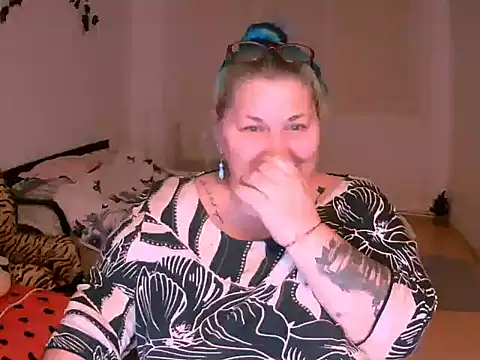 BlondyBigBoobs's cam snapshot