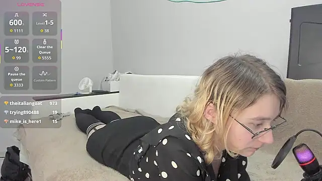 DivineSolana's cam snapshot