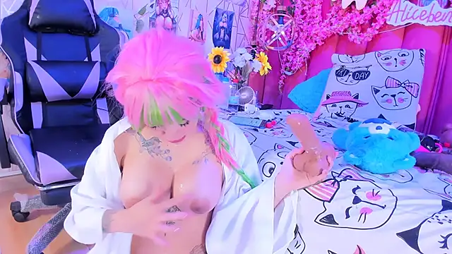 Alicebenett's cam snapshot