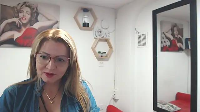 DIVAX_MONSERRAT's cam snapshot